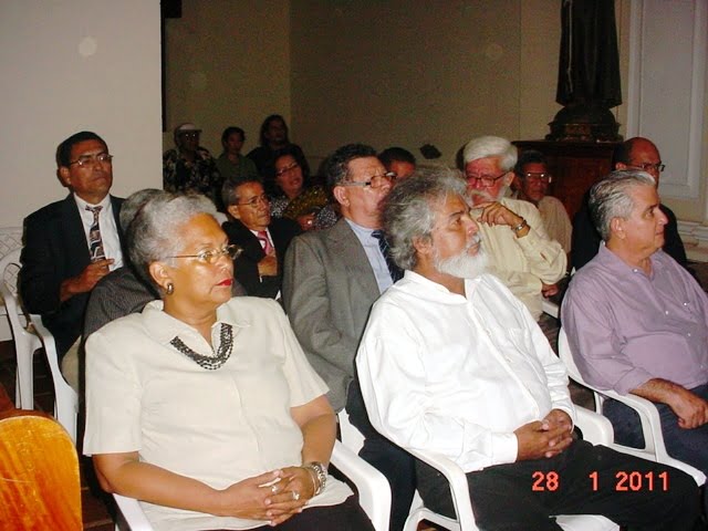 Parte de los poetas e intelectuales homenajeados. En primer plano Cecilia Bravo y Mariano Marin